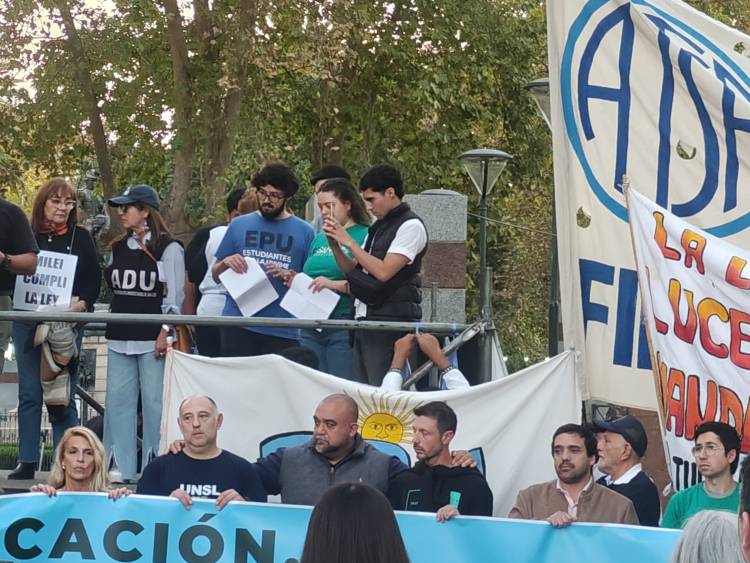 Para que quede claro : Frontera no es Milei y Poggi si lo es y por eso no pudo salir a la calle . Los ladrones que se creen PJ,  detrás de una maniobra con chicos a los que Frontera los hace estudiar cada día.