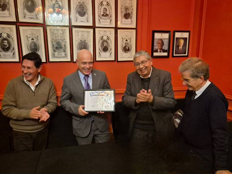 Bartolo Abdala, él más trabajador.La revista Parlamentario lo premió.