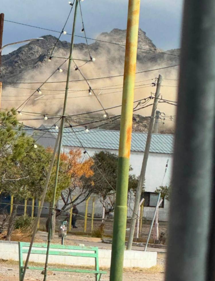 La Calera afectada por voladuras que cubrieron él pueblo.El Intendente dijo que la empresa Cementos Avellaneda no da repuestas y los denunció.